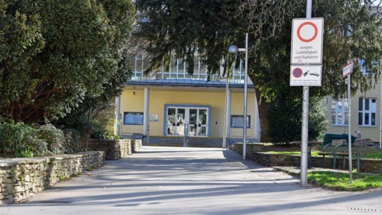 Zufahrt zum Behinderten-Parkplatz vor dem Theresienbad