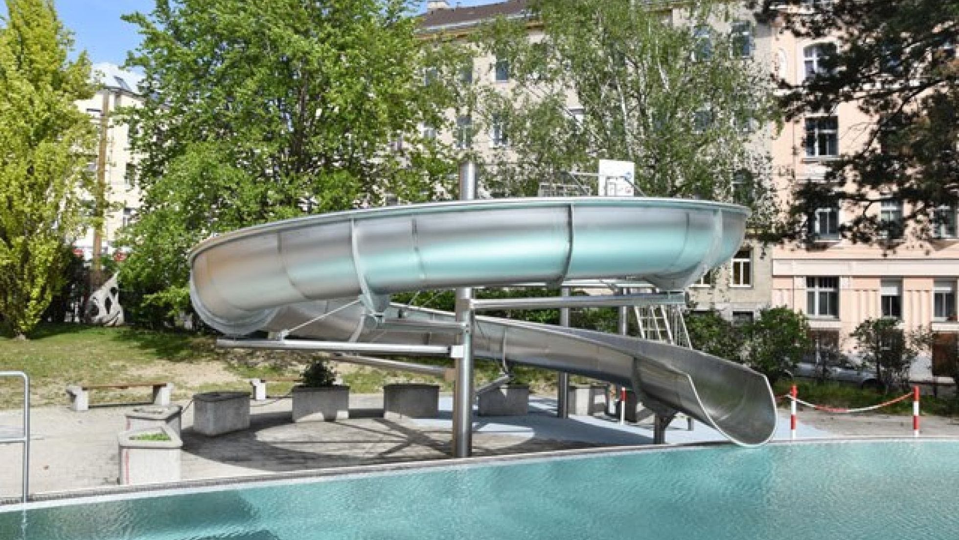 Schwimmbecken mit Rutsche