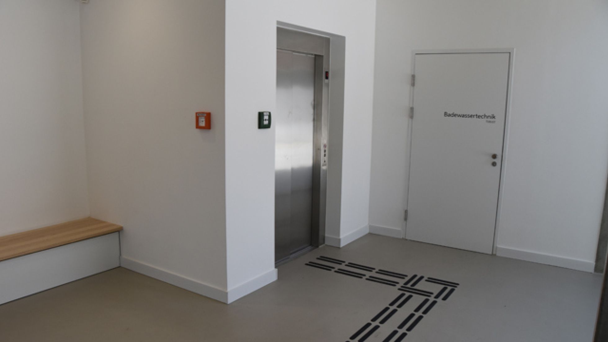 copyright: Stadt Wien - Bäder Liftzugang mit Bodenleitsystem