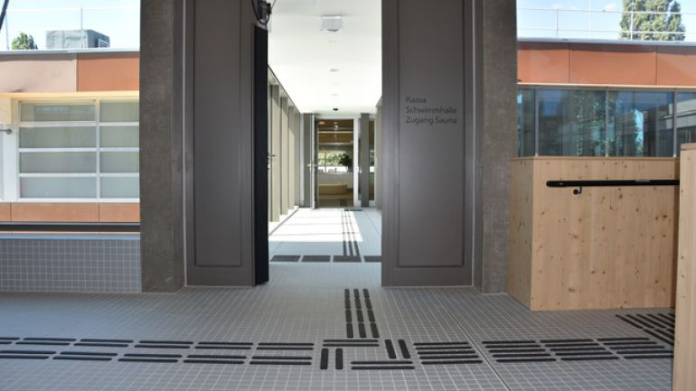 Tür zum Übergang zwischen 2 Gebäuden, durchgehendes Bodenleitsystem