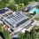 Am Dach sind Photovoltaikanlagen installiert, im Freibereich sind 2 große Schwimmbecken und ein großer Liegebereich.