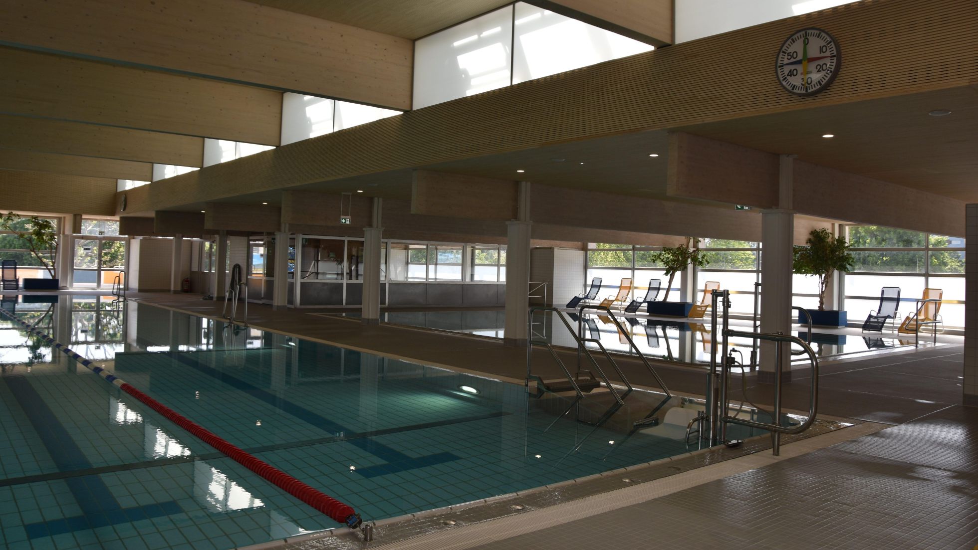 Schwimmbecken im Hallenbad mit barrierefreiem Zugang über Beckenlift.