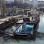 Das Badeschiff ist am Donaukanal verankert. Mehrere Stege führen auf das Deck des Schiffs.
