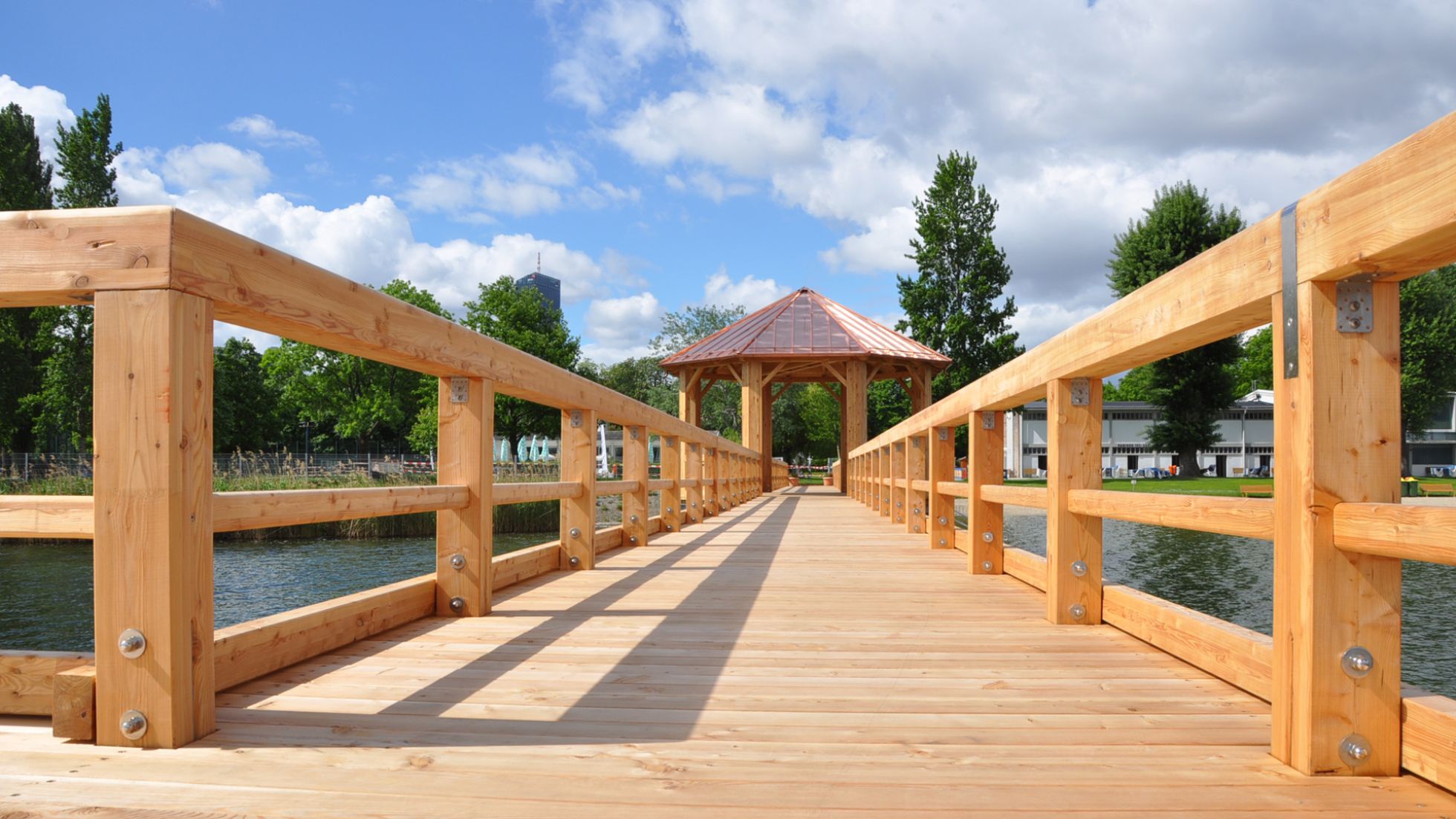 copyright: Wiener Bäder (MA 44) Steg und Wasser