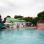 Kleines Freibad mit Rutsche und Brücke