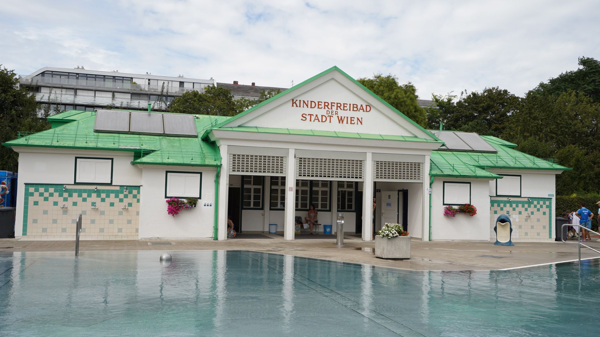 Weißes Haus mit grünen Dach