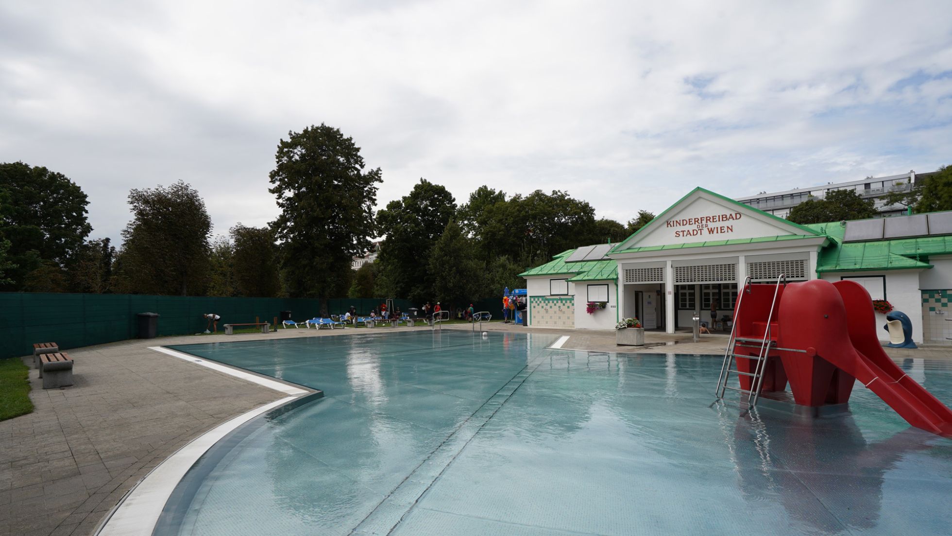 Freibecken mit Elefanten-Rutsche