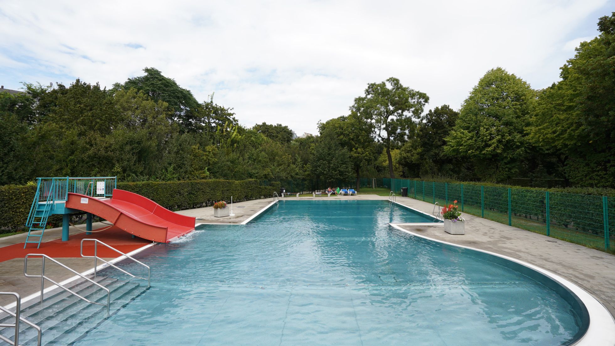 Kleines Freibad mit Rutsche