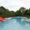 Kleines Freibad mit Rutsche