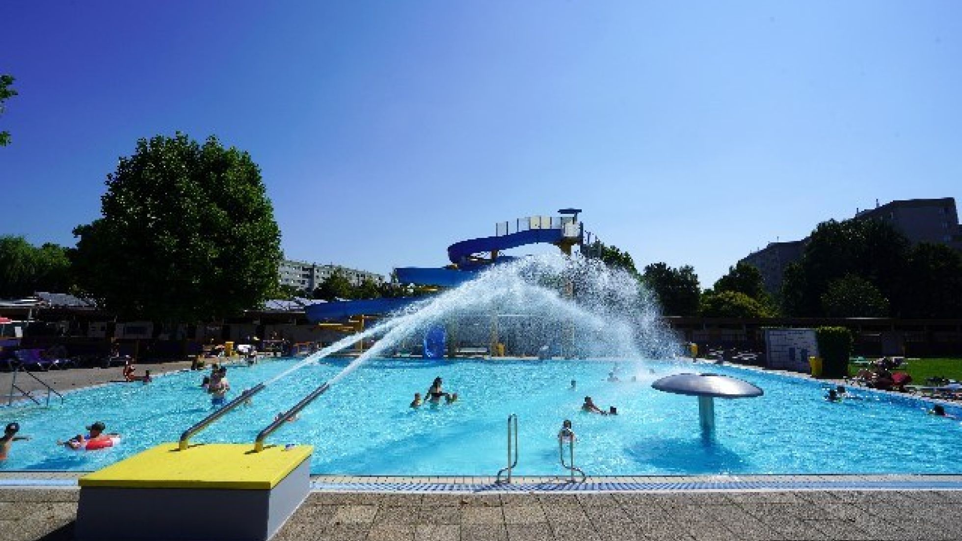 Erlebnisbecken mit großer Wasserrutsche im Großfeldsiedlungsbad