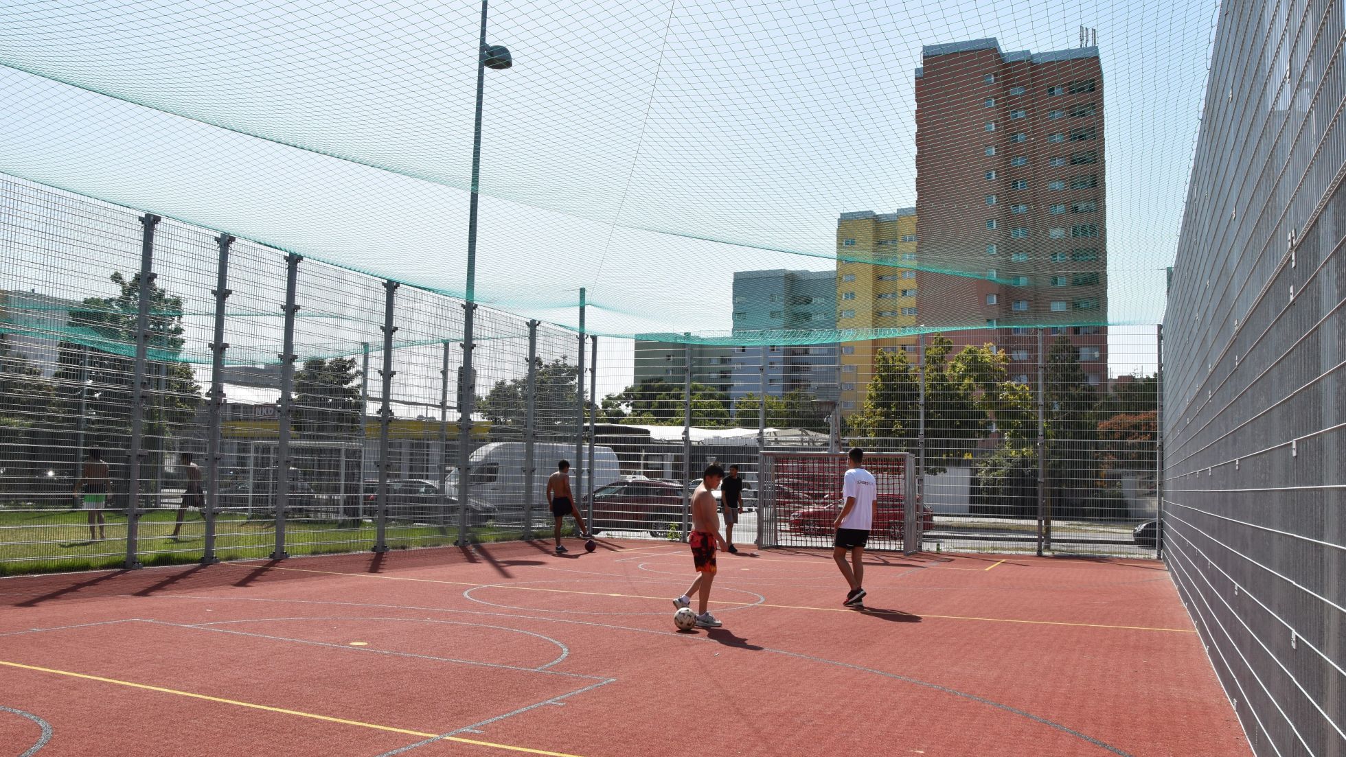 Hartplatz mit einer Fußball-Basketball-Kombination