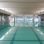 Schwimmbecken: Licht spiegelt sich im Wasser