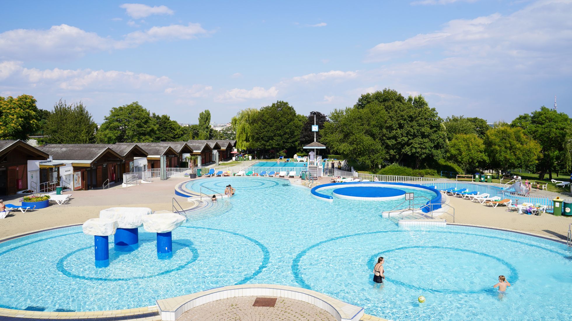 copyright: Stadt Wien/Horst Lassnig Badehütten säumen das große Kinder - und Jugendbecken im Döblinger Bad