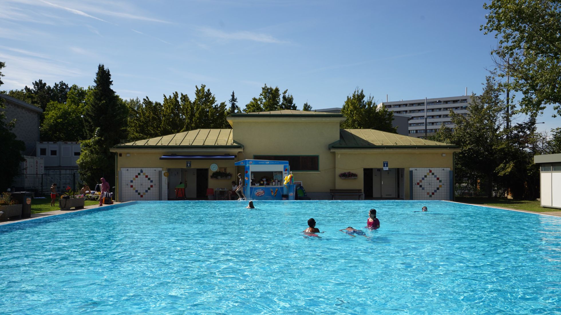 Freibecken mit Kindern