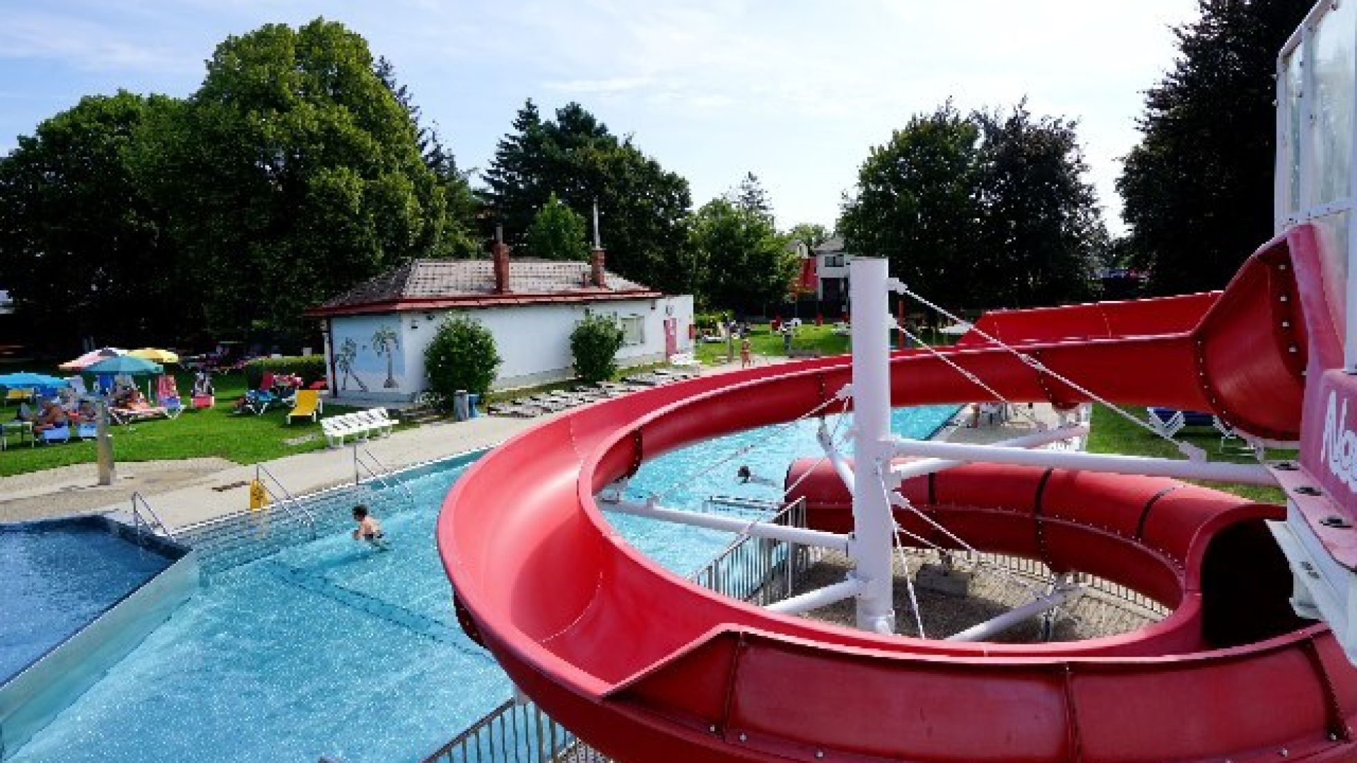 Rutsche und Becken im Hadersdorf-Weidlingauer Bad