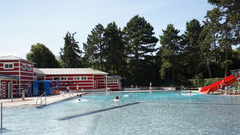 Freibecken und rot-weiß-gestreiftes Haus