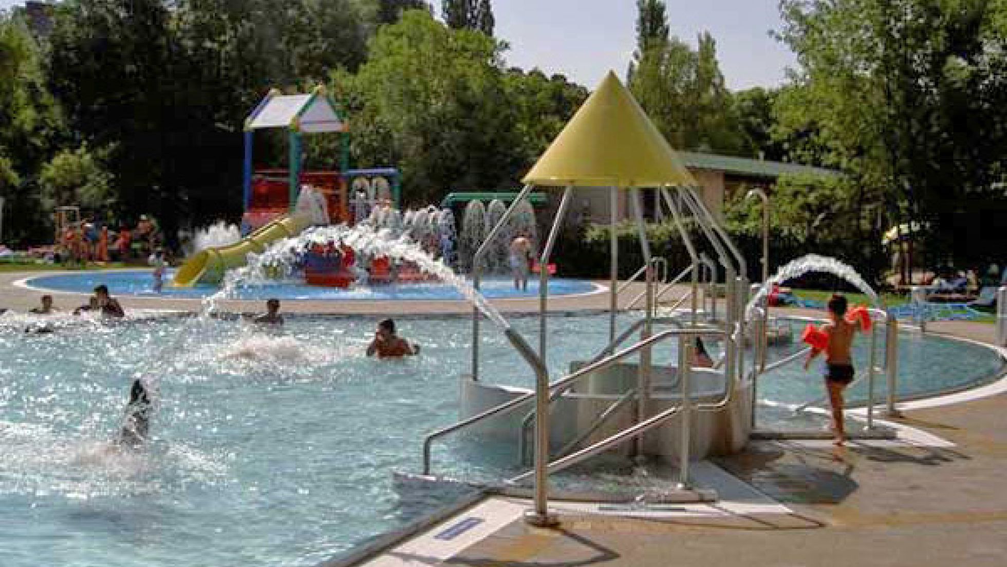 copyright: Stadt Wien - Bäder Kinderbecken mit Wasserfontäne im Familienbad Strebersdorf