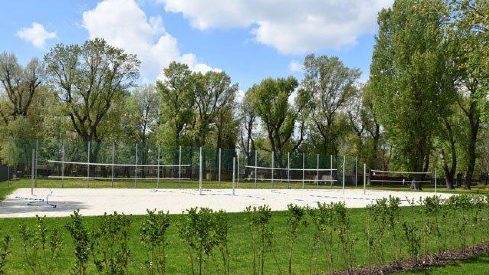 3 Volleyballplätze nebeneinander