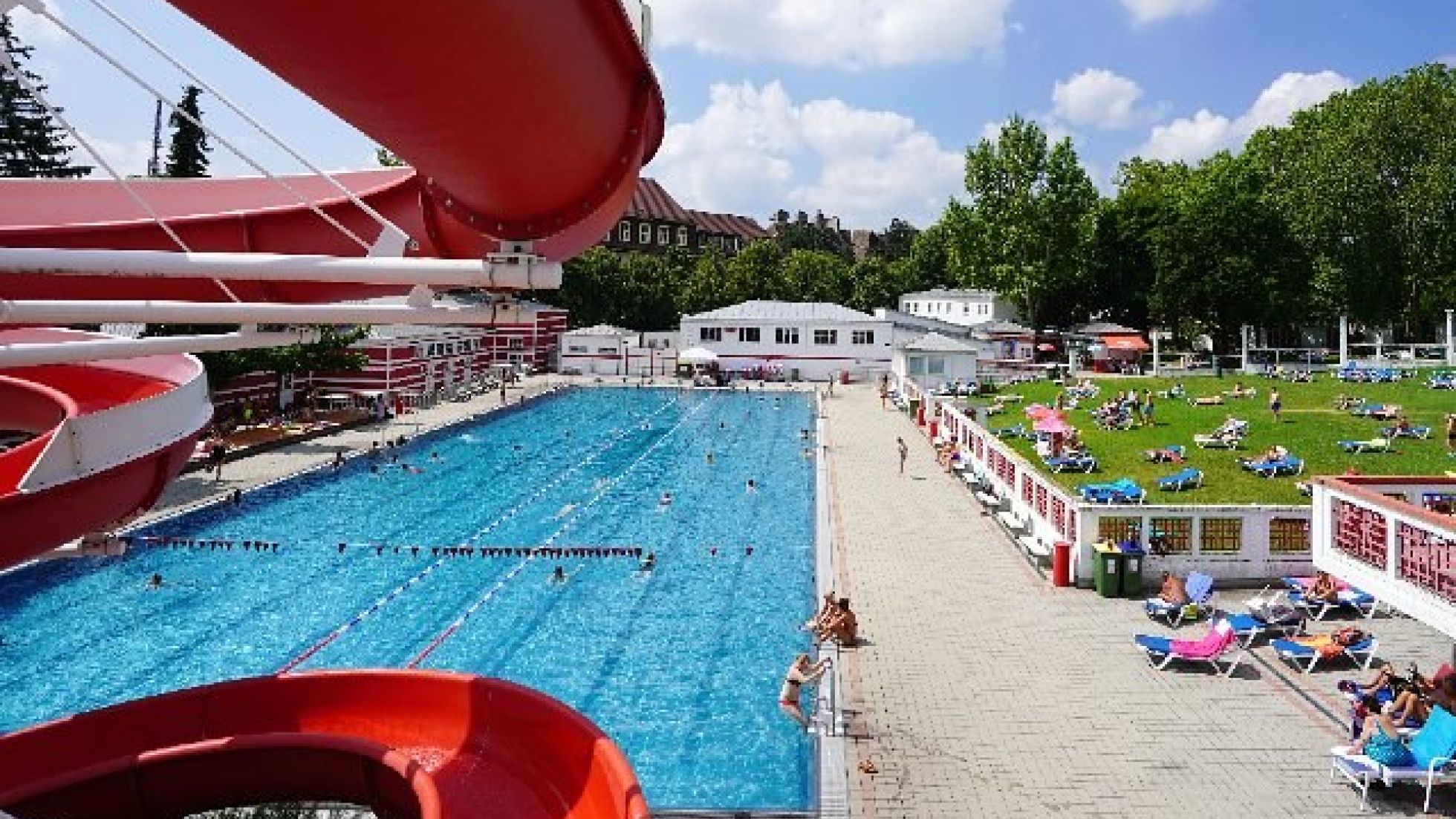 Sportbecken und Rutsche im Kongreßbad von oben