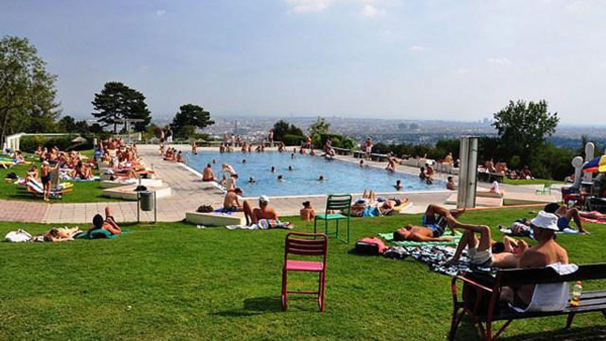 Liegewiese und Schwimmbecken im Krapfenwaldlbad