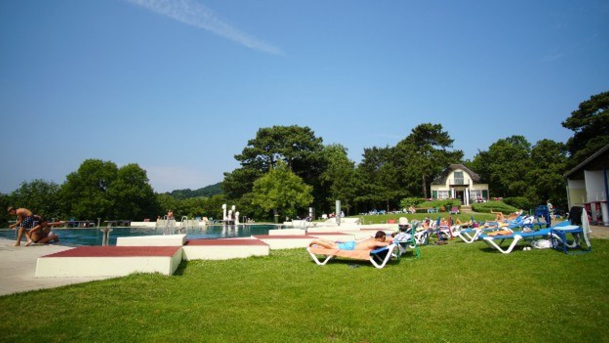 Liegewiese mit Liegestühlen im Krapfenwaldlbad