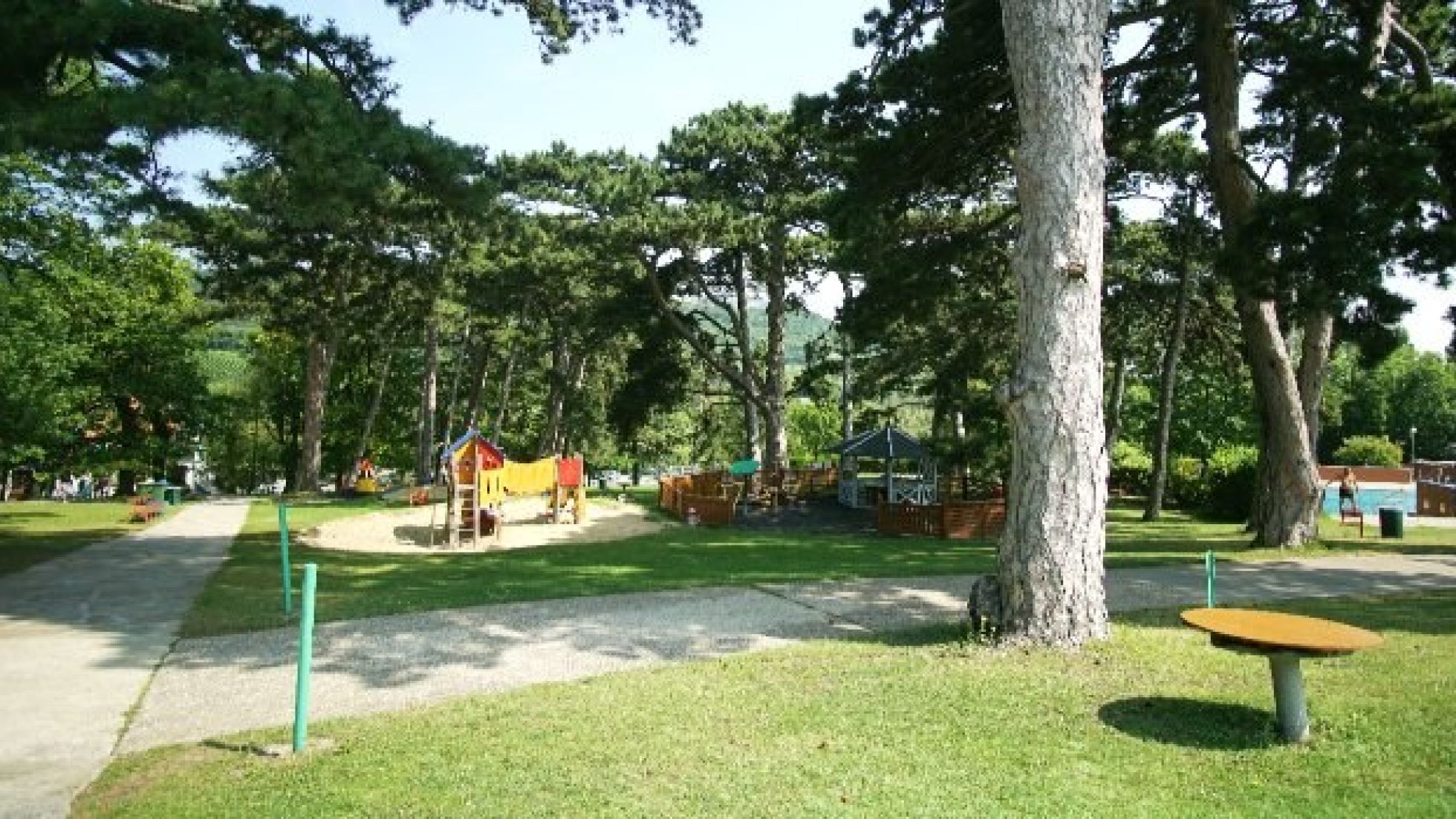 copyright: Stadt Wien/Horst Lassnig Grünflächen und Kinderspielplatz im Krapfenwaldlbad