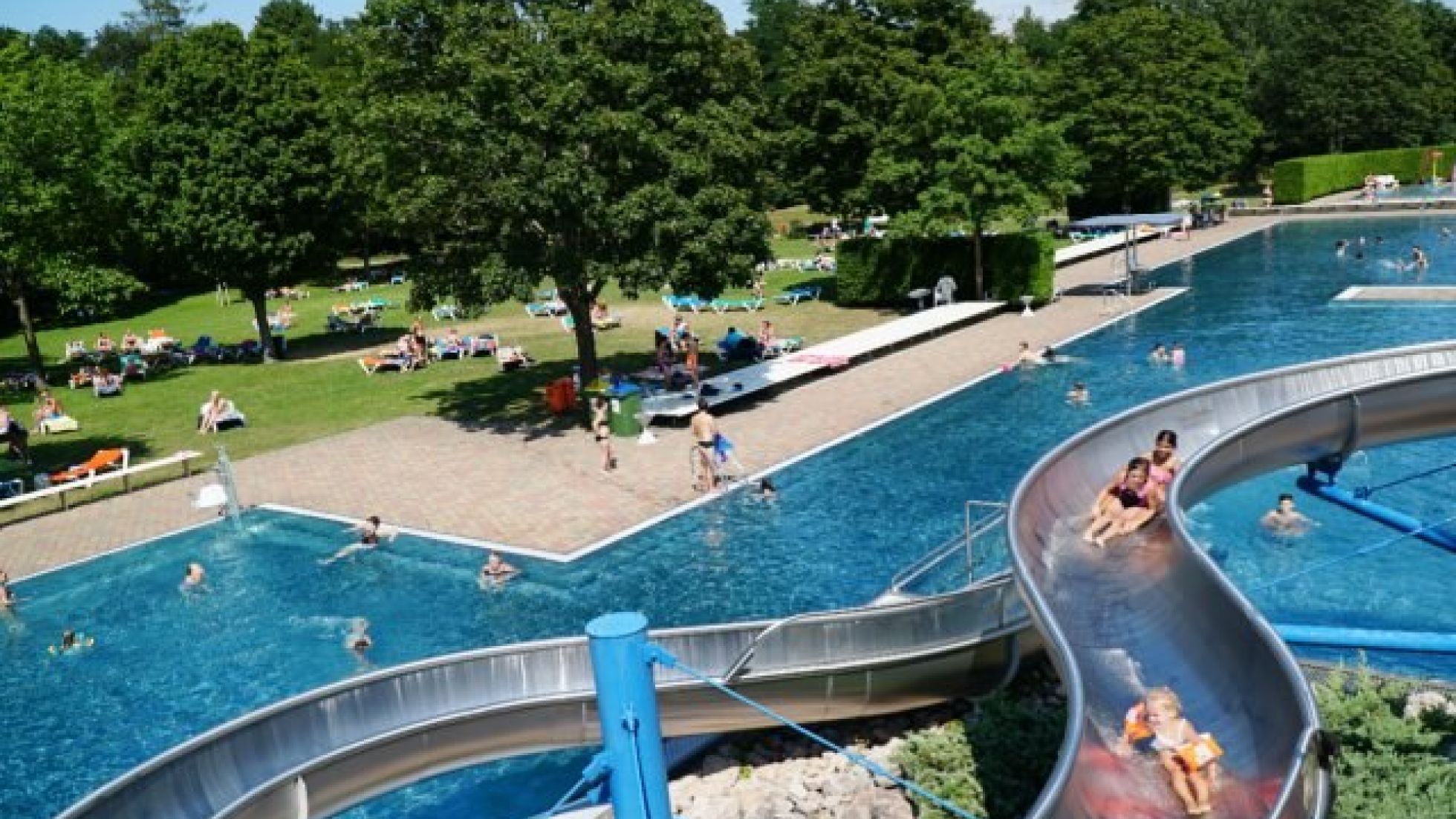 Rutsche und Becken von oben im Höpflerbad