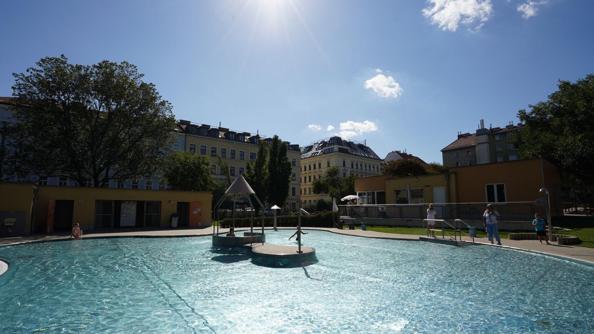 copyright: Stadt Wien/Horst Lassnig Freibecken mit Wasserspiel in der Mitte
