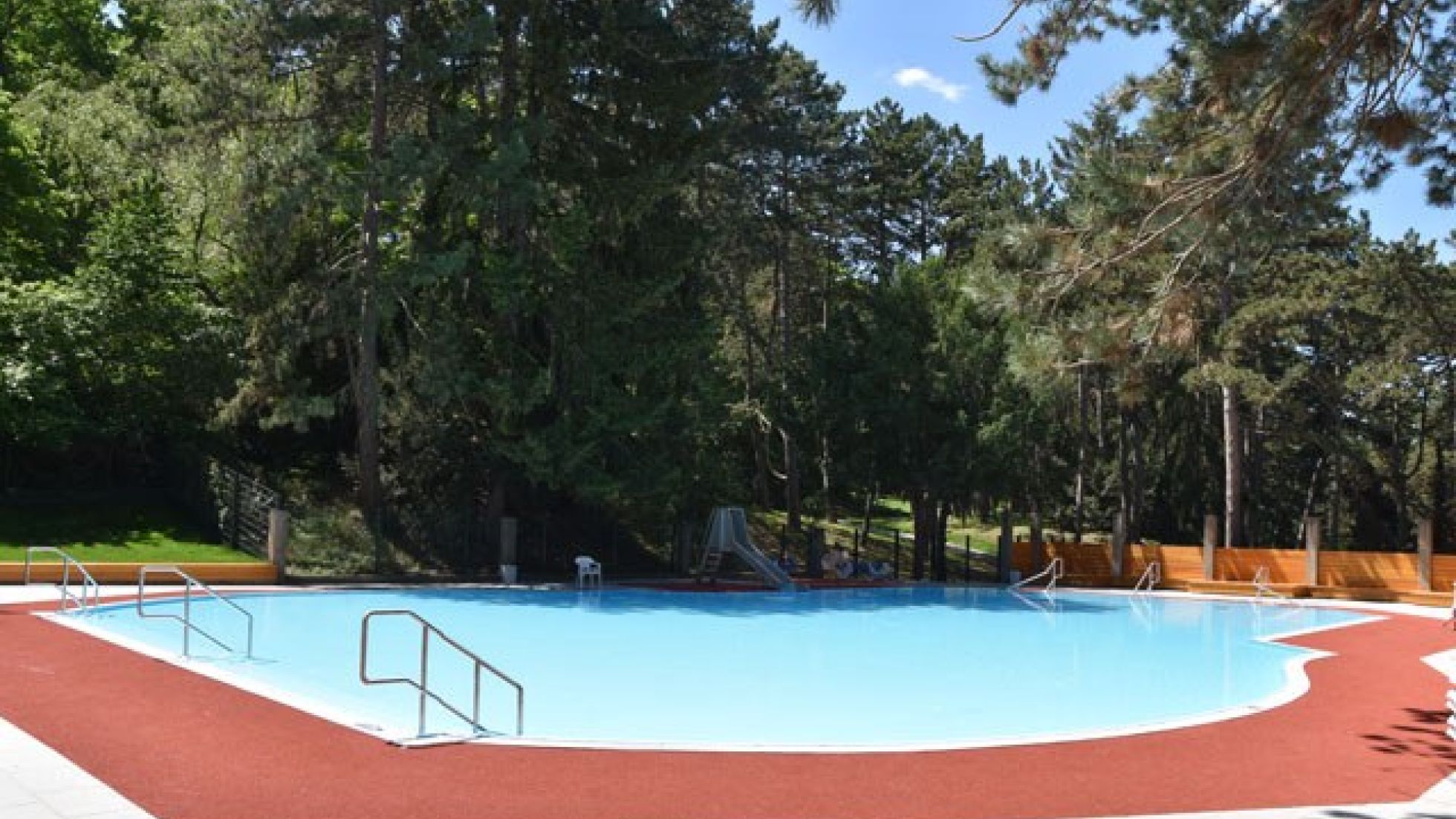 copyright: Wiener Bäder (MA 44) Schwimmbecken inmitten eines Waldes