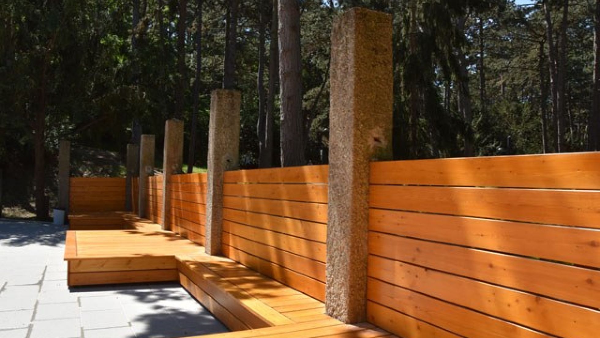 copyright: Wiener Bäder (MA 44) Zaun aus Holz mit angrenzenden Sitz- und Liegemöglichkeiten