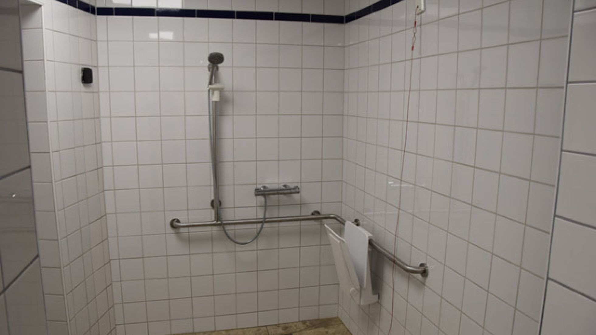 copyright: Wiener Bäder (MA 44) Barrierefreie Dusche mit aufklappbarer Sitzgelegenheit