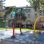Wasserspielplatz mit Skulpturen die Wasser sprühen