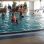 Eltern mit Kindern im Schwimmbad