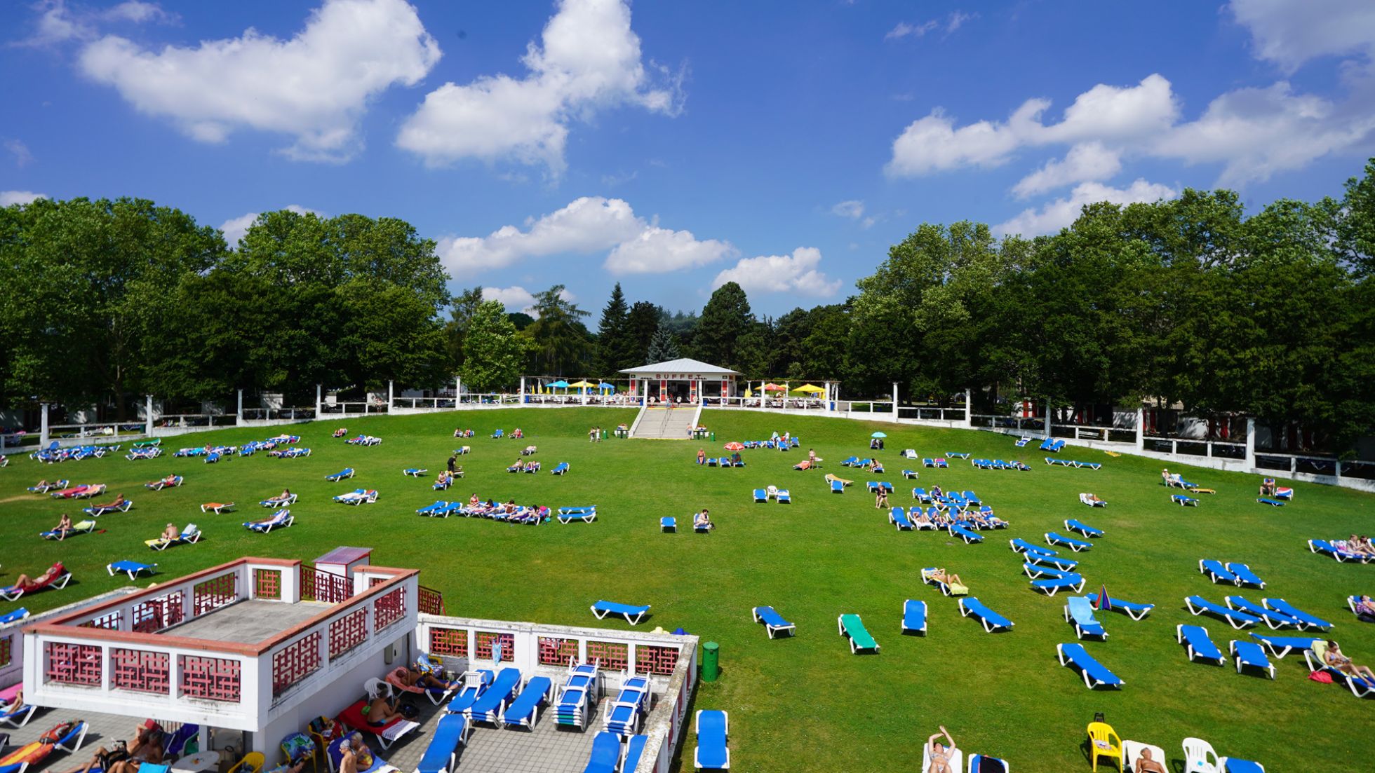 Luftbild von der Liegewiese im Kongreßbad