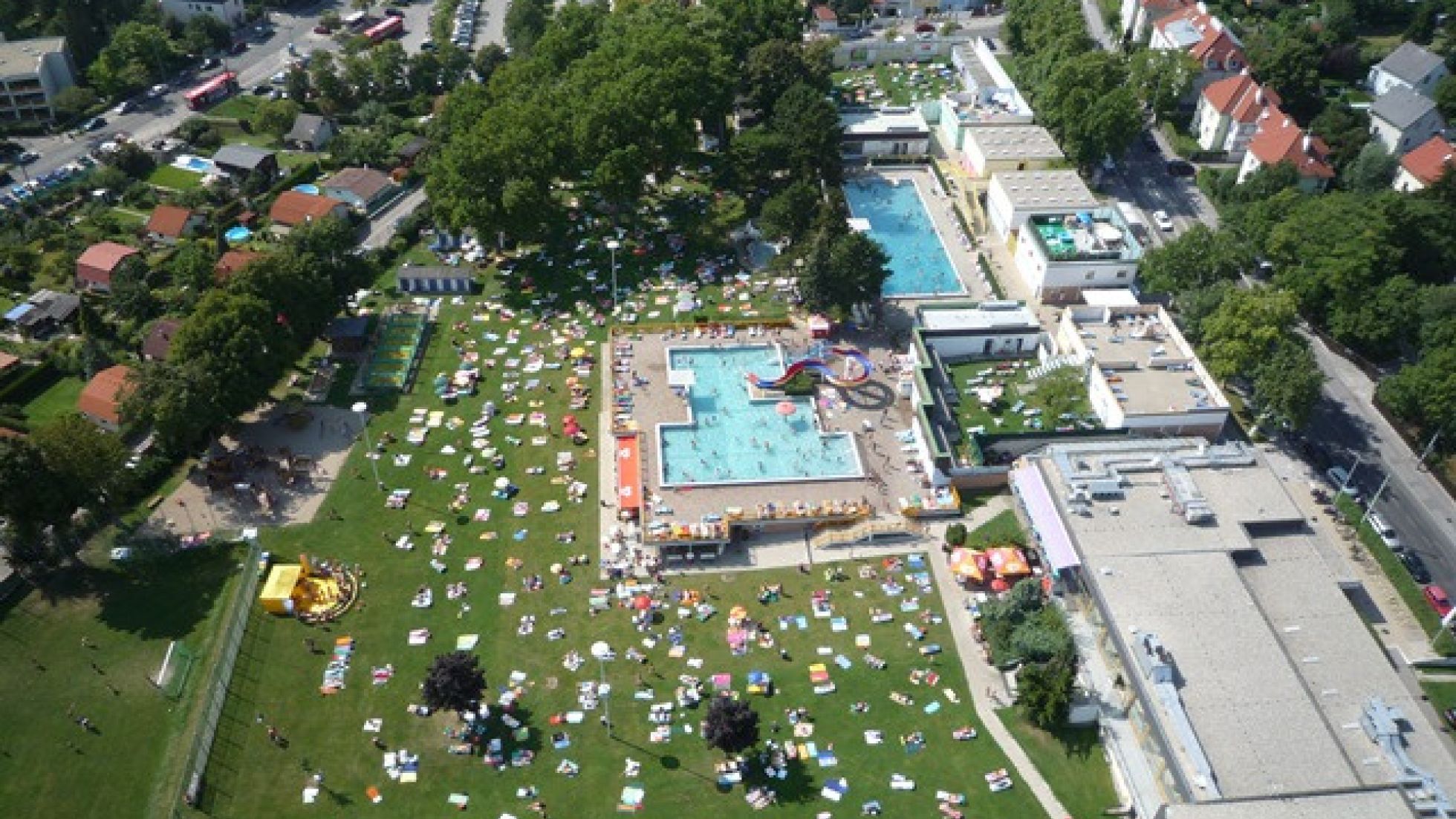 Luftbildaufnahme des Ottakringer Bades - Gebäude