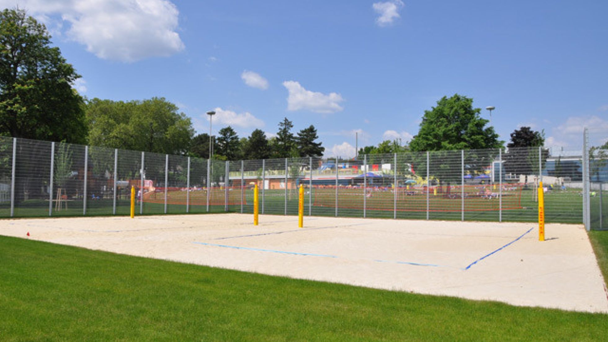 2 Volleyballplätze mit Sand und Netzen