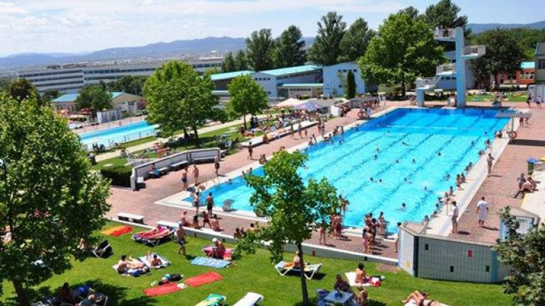 Schwimmbecken mit Sprungturm im Freien