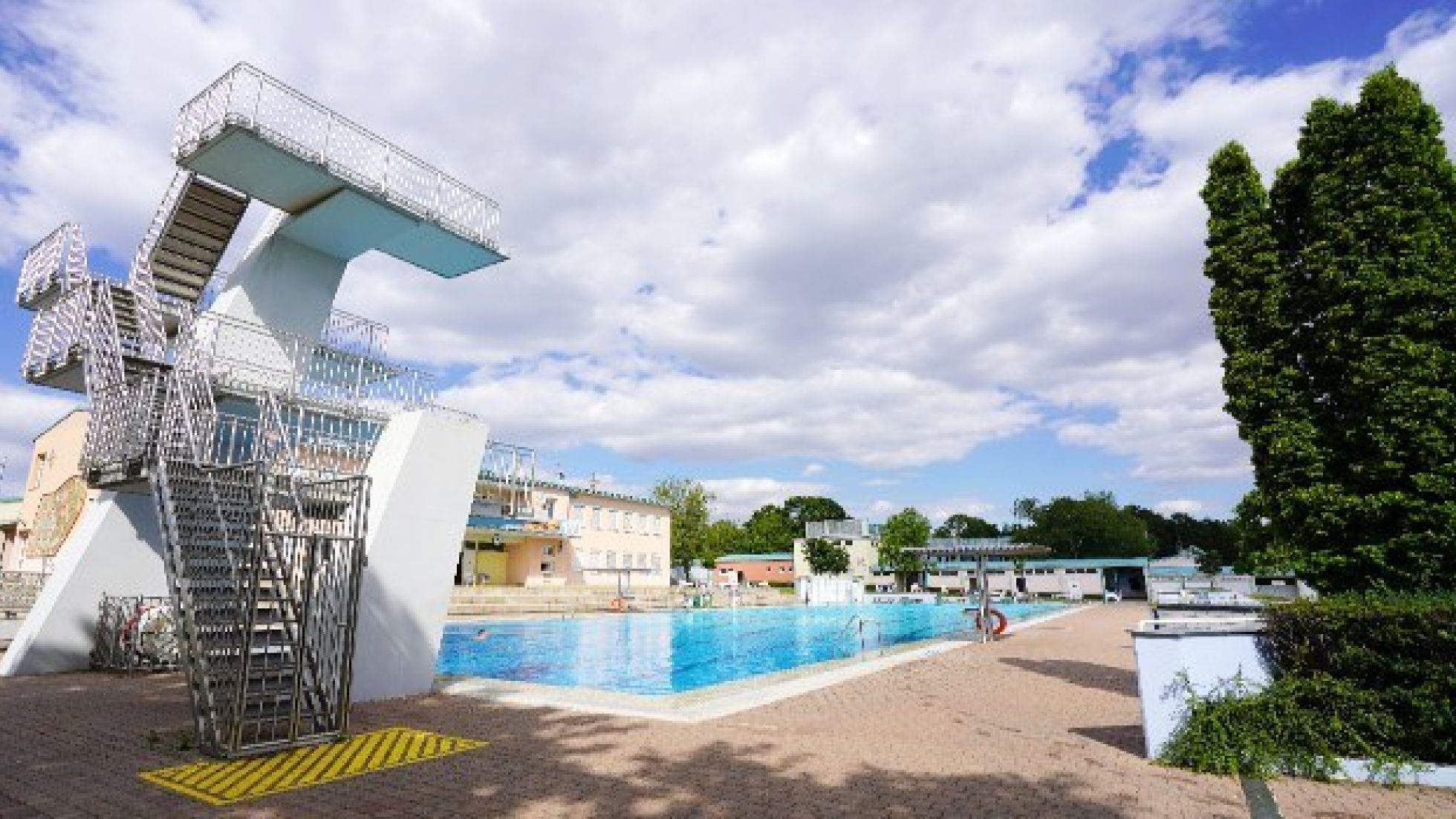 Becken und Sprungturm im Laaerbergbad