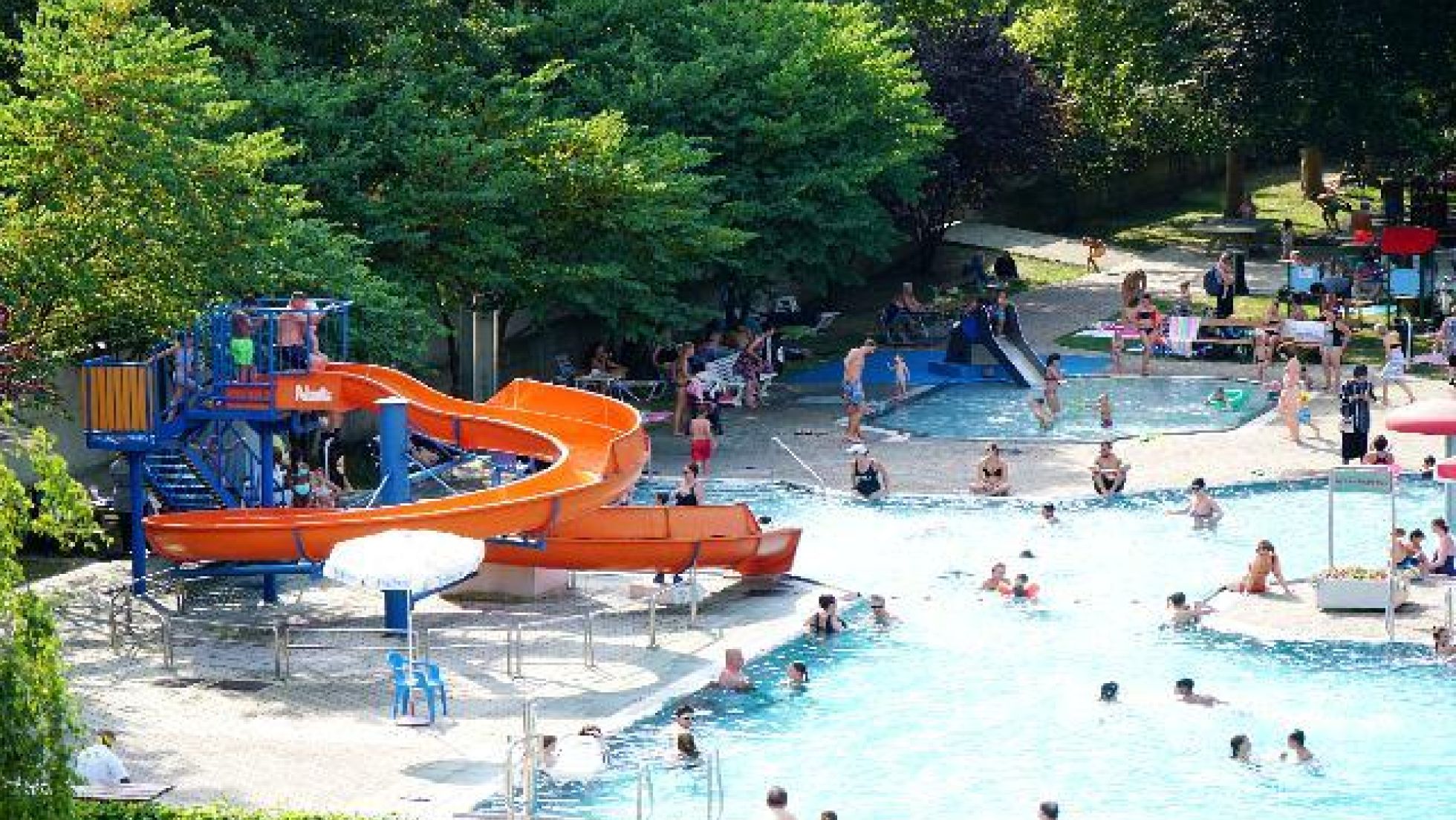 Becken mit Rutsche im Liesinger Bad