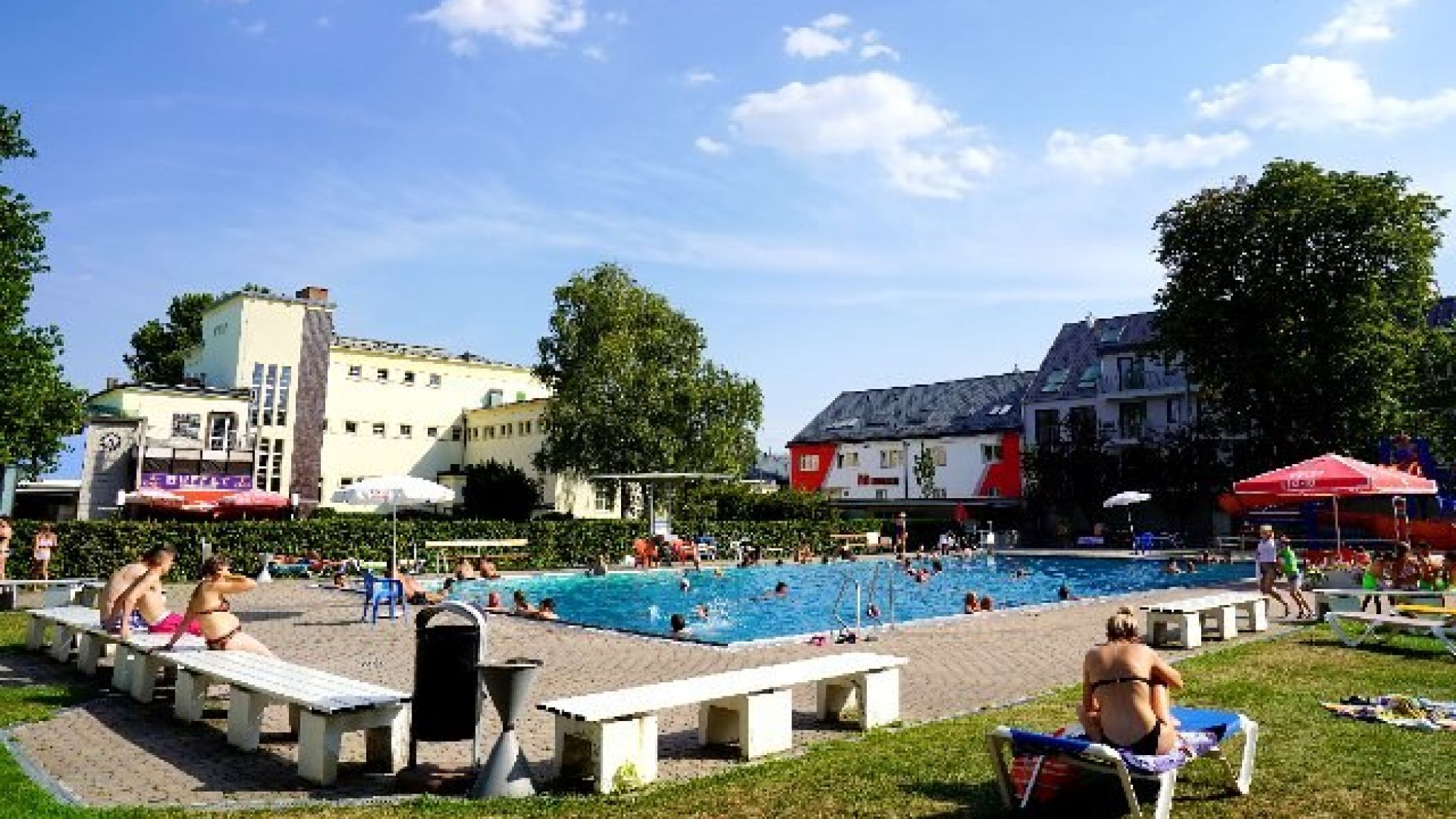 copyright: Stadt Wien/Horst Lassnig Becken und Liegefläche im Liesinger Bad