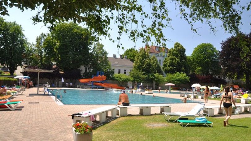 Becken des Sommerbades Liesing und Liegewiese