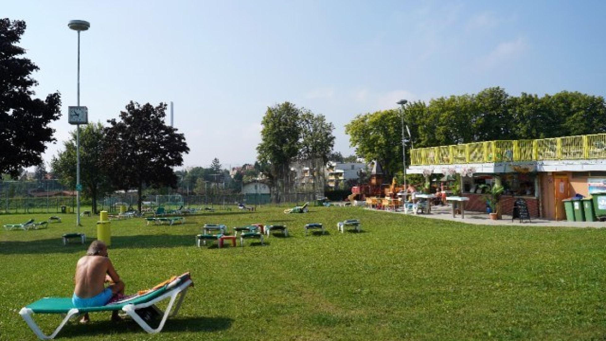 Liegewiese mit Liegestühlen im Ottakringer Bad