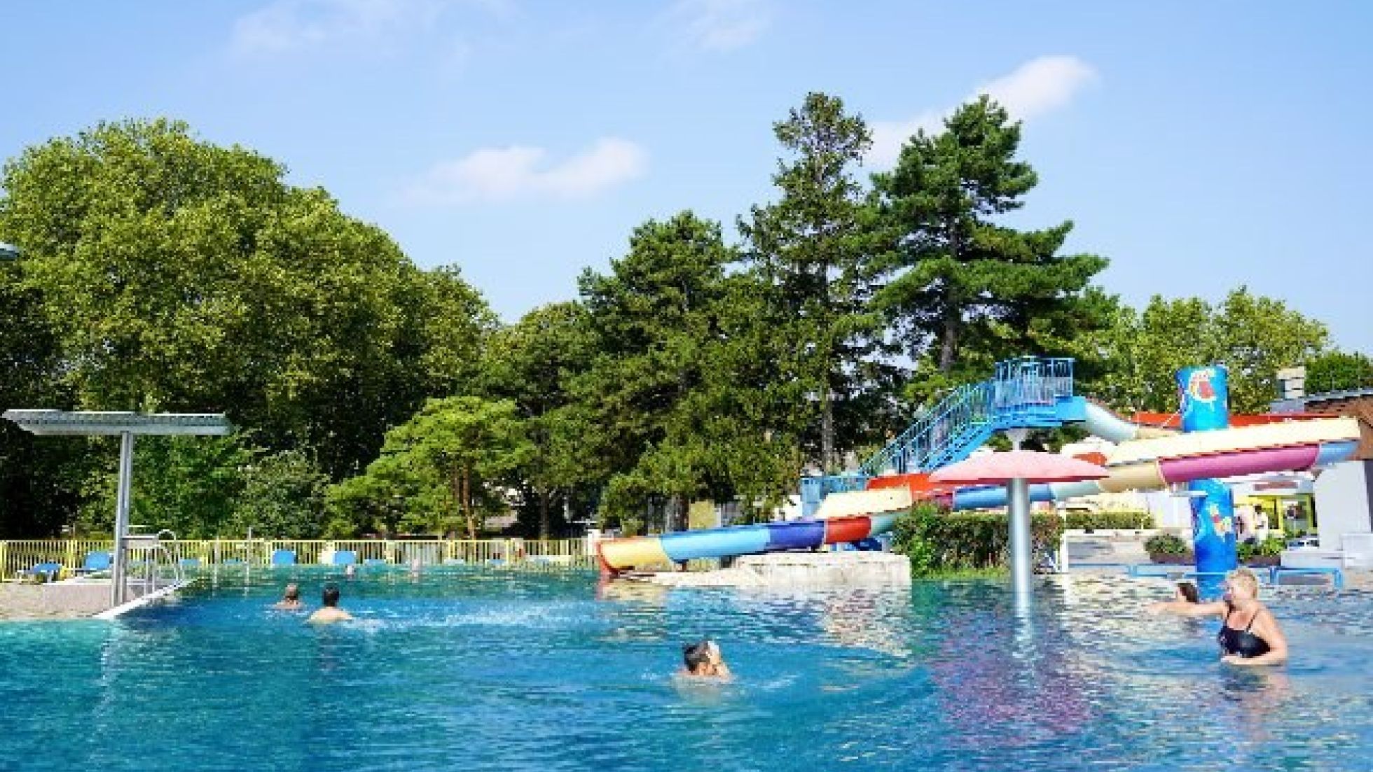 Becken mit Rutsche im Ottakringer Bad