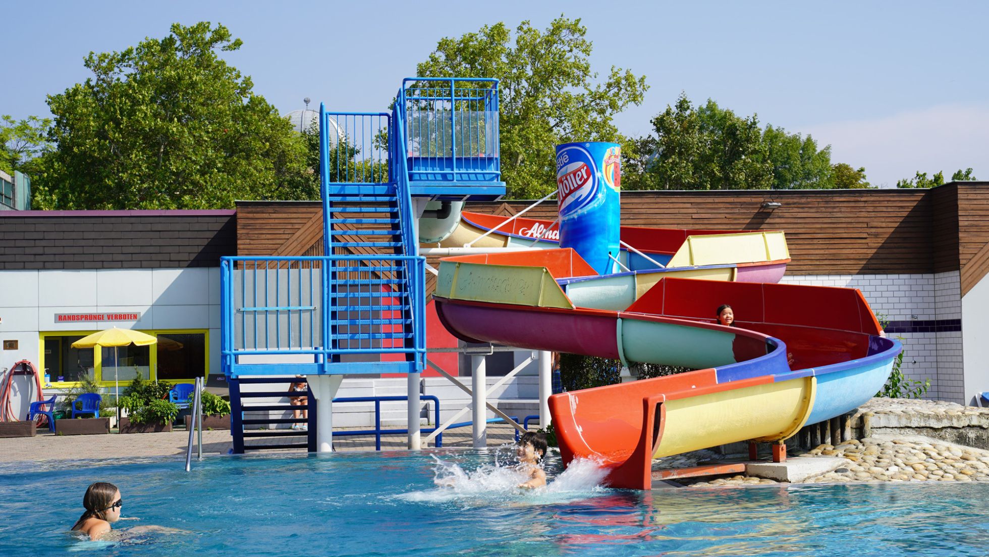 Becken mit Rutsche im Ottakringer Bad
