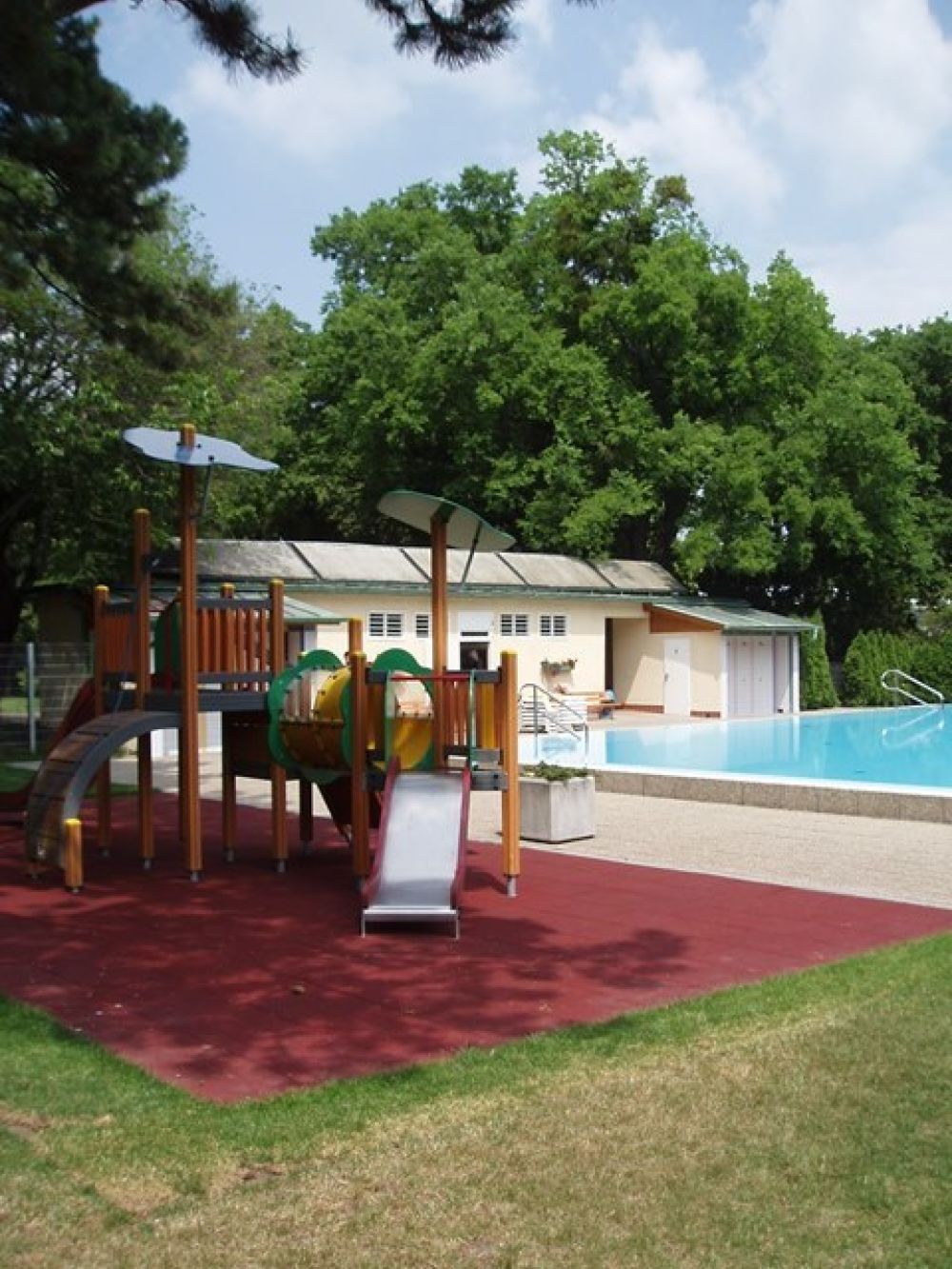 Spielgeräte neben einem Freibecken