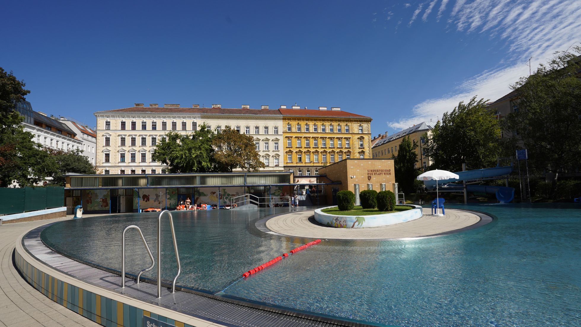 copyright: Stadt Wien/Horst Lassnig Freibecken mit kleiner Insel in der Mitte