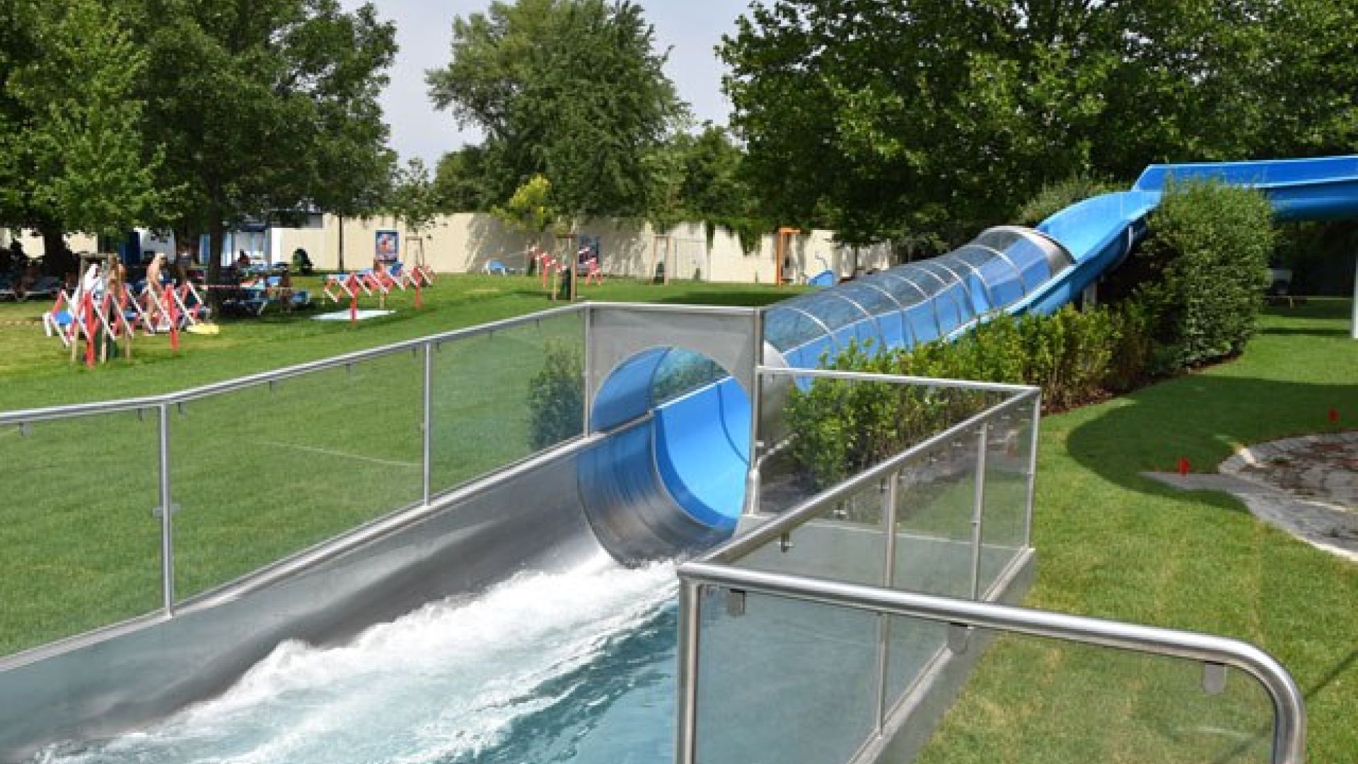 Rutsche mündet in ein Freibecken