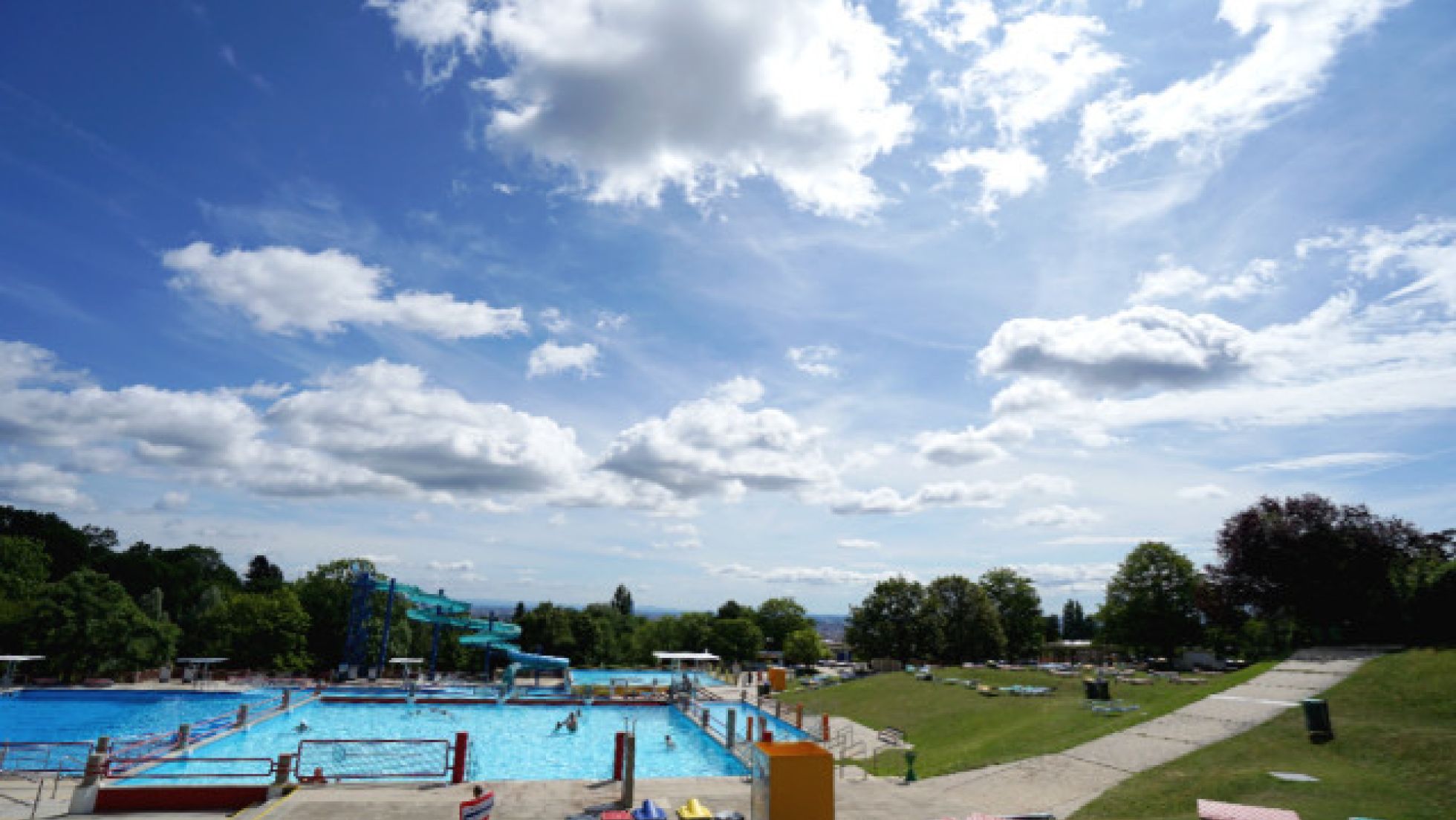 Becken und Liegewiese im Schafbergbad