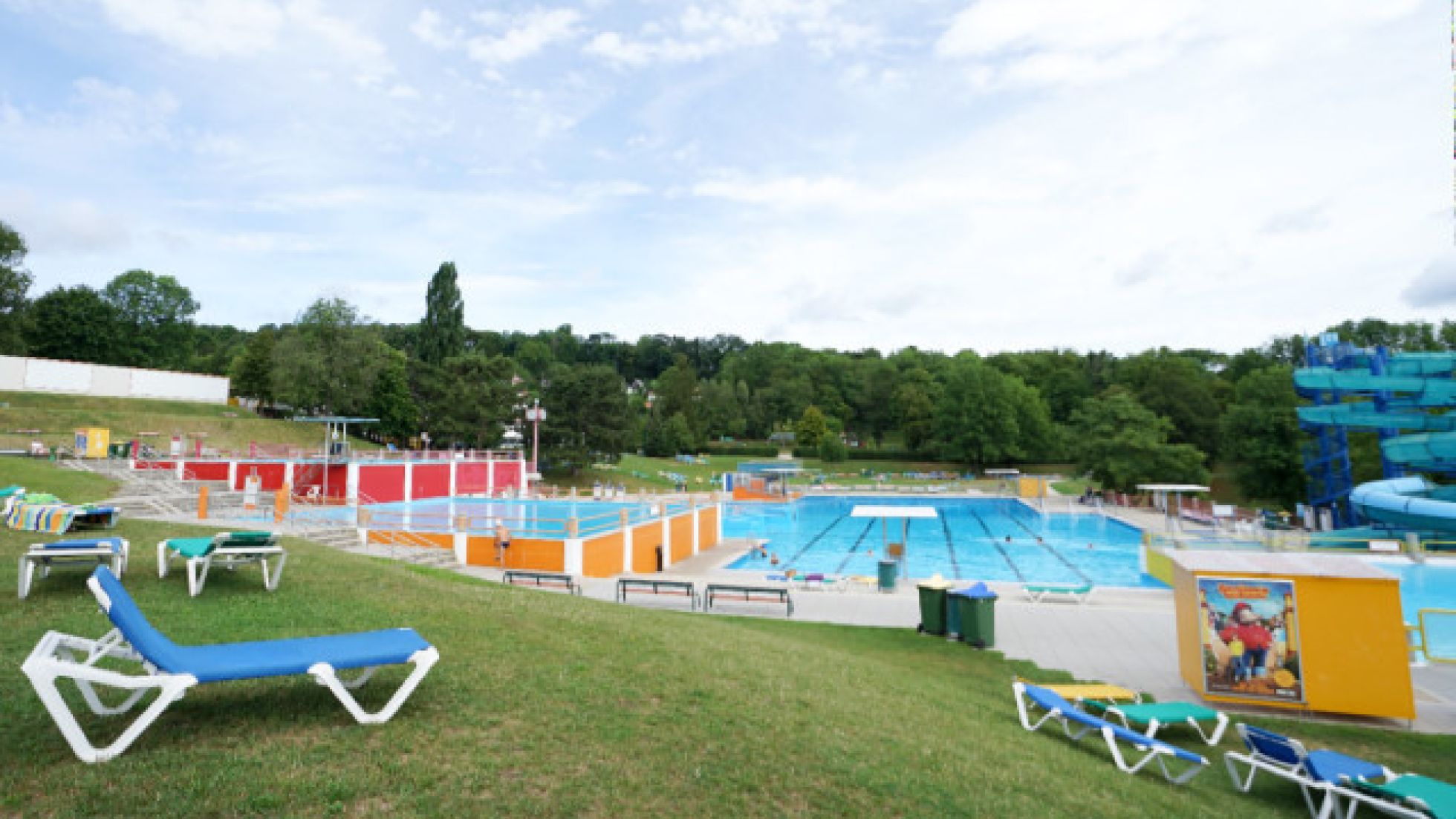 Liegewiese mit Liegestühlen und Becken im Schafbergbad