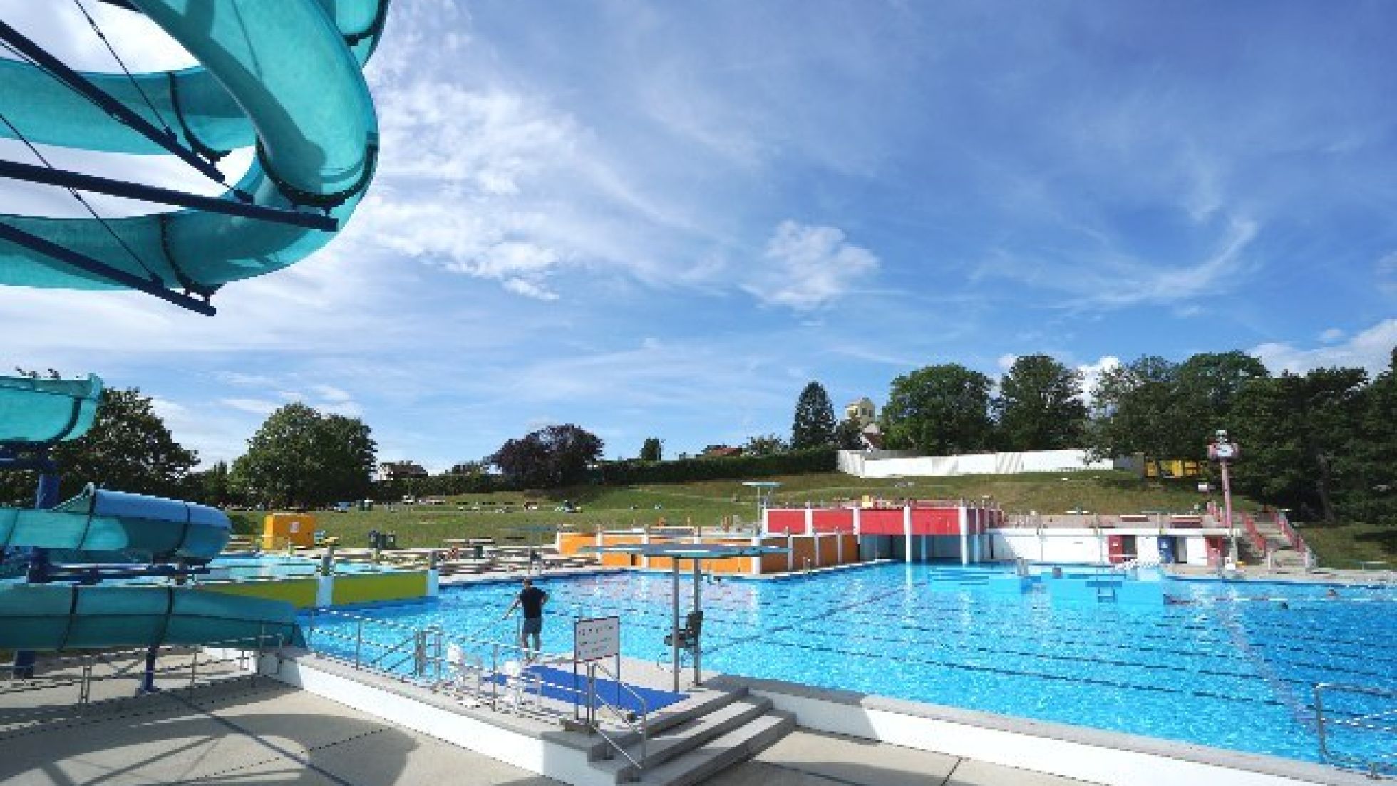 Becken mit Rutsche im Schafbergbad